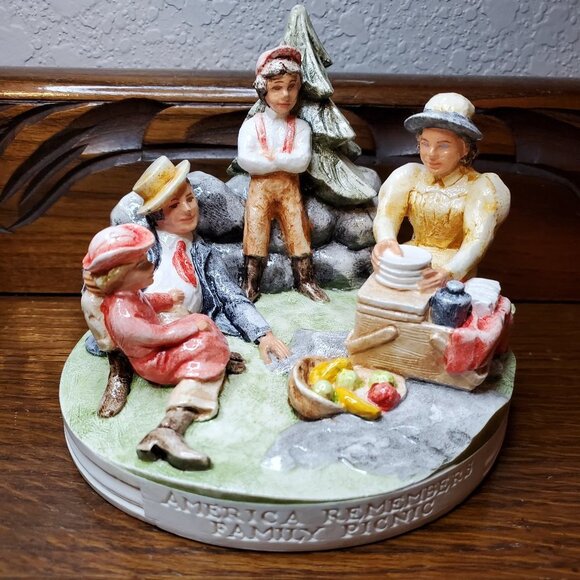 Sebastian Miniature Figurine Family Picnic - Picture 6 of 8